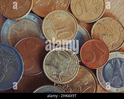 Viele Eurocents verschiedener Konfessionen, eine Nahaufnahme. Stockfoto