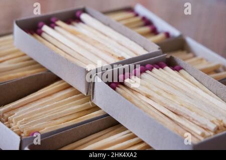 Mehrere Boxen gefüllt mit Streichhölzern, eine Nahaufnahme. Streichholzschachteln. Stockfoto