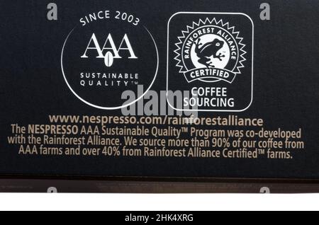 Rainforest Alliance zertifizierter Kaffeebezug und AAA-Symbole für nachhaltige Qualität auf der Schachtel mit Nespresso-Kaffeekapseln Stockfoto