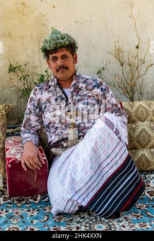 Traditionell gekleideter Mann des Stammes der Qahtani-Blumenmänner, Asir-Berge, Königreich Saudi-Arabien, Naher Osten Stockfoto