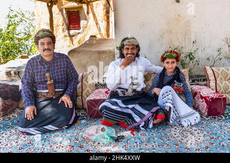 Traditionell gekleideter Mann des Stammes der Qahtani-Blumenmänner, mit seinen Söhnen, Asir Mountains, Königreich Saudi-Arabien, Mittlerer Osten Stockfoto