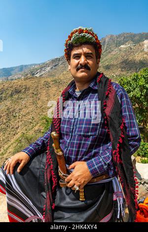 Traditionell gekleideter Mann des Stammes der Qahtani-Blumenmänner in den Kaffeepflanzen, in den Asir-Bergen, im Königreich Saudi-Arabien, im Nahen Osten Stockfoto