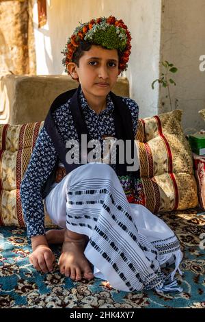 Junger Junge aus dem Stamm der Qahtani Flower Men, Asir Mountains, Königreich Saudi-Arabien, Naher Osten Stockfoto