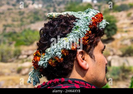 Traditionell gekleideter Mann des Stammes der Qahtani-Blumenmänner, Asir-Berge, Königreich Saudi-Arabien, Naher Osten Stockfoto