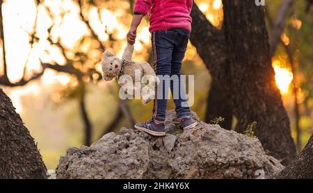 RALAWALPINDI, PAKISTAN, Ein kleines Mädchen mit ihrem schönen Teddybären Stockfoto