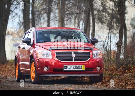 BERLIN, DEUTSCHLAND - NOVEMBER 2021: Orange Dodge Caliber Compact Hatchback selektiver Fokus bleibt auf Herbstparkplätzen. Stockfoto