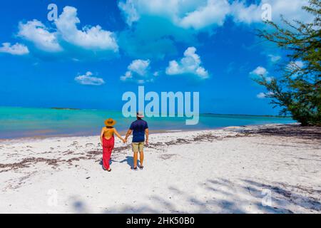 Paare genießen den weißen Sand und den epischen Blick auf den Horse Stable Beach, North Caicos, Turks- und Caicos-Inseln, den Atlantik und Zentralamerika Stockfoto