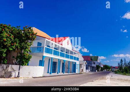 Old Masonic Lodge, eines der farbenfrohen Gebäude in Cockburn Town, Turks- und Caicosinseln, Atlantic, Mittelamerika Stockfoto