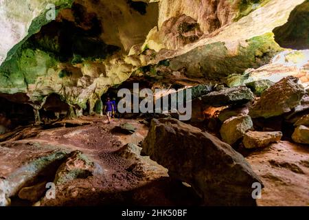 Mann erkundet Meereshöhlen auf den Nord-Caicos, Turks- und Caicosinseln, Atlantik, Mittelamerika Stockfoto
