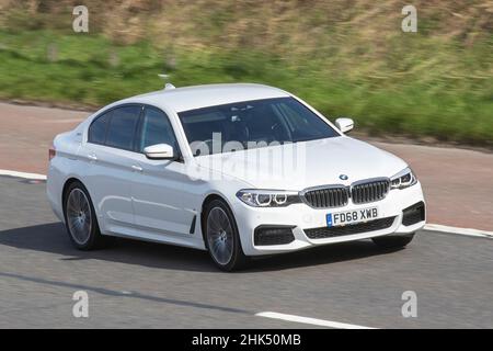 2018 weiß BMW 530E M Sport Auto 8-Gang-Automatik; Fahrzeugverkehr, bewegliche Fahrzeuge, Elektroautos, EV-Fahrzeug, das auf britischen Straßen fährt, Batteriemotoren, Fahren auf der Autobahn M6 des britischen Straßennetzes. Stockfoto