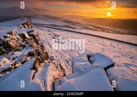 Windgather Rocks bei Sonnenuntergang im Winter, in der Nähe von Kettleshulme, cheshire, Peak District National Park, England, Großbritannien, Europa Stockfoto