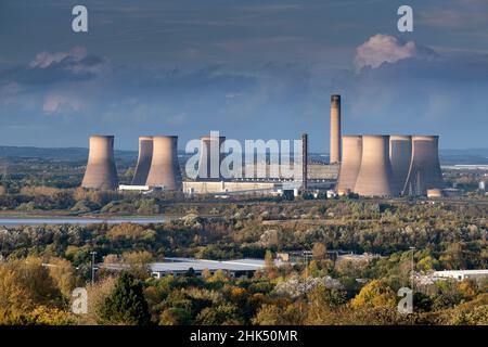 Stillgelegtes Fiddlers Ferry Power Station im Herbst, in der Nähe von Warrington, Europa Stockfoto