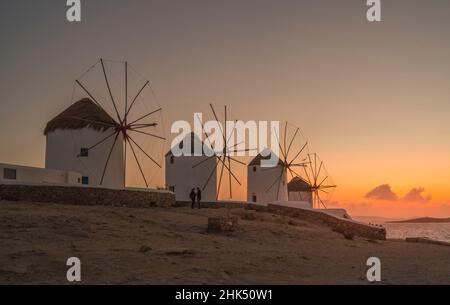 Blick auf die Windmühlen in Mykonos-Stadt bei Sonnenuntergang, Mykonos, Kykladen-Inseln, griechische Inseln, Ägäis, Griechenland, Europa Stockfoto