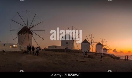 Blick auf die Windmühlen in Mykonos-Stadt bei Sonnenuntergang, Mykonos, Kykladen-Inseln, griechische Inseln, Ägäis, Griechenland, Europa Stockfoto