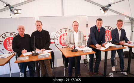 02. Februar 2022, Hamburg: Andy Grote (SPD, M), Senator des Innen- und Sportministeriums, Andreas Dressel (SPD, 2nd v.l.), Senator der Finanzen in Hamburg, Kay Gätgens (r.), Leiter des Bezirksamtes Eimsbüttel, Oke Göttlich, Präsident des FC St. Pauli, Und Jochen Winand (l), Vizepräsident des FC St. Pauli, unterzeichnen auf einer Pressekonferenz des Fußballvereins der zweiten Liga des FC St. Pauli eine Absichtserklärung. Das Trainingsgelände des FC St. Pauli soll in den kommenden Jahren deutlich ausgebaut werden. Am aktuellen Standort in der Lokstedt d sind vier neue Sportplätze und ein funktionales Gebäude geplant Stockfoto