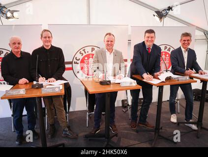 02. Februar 2022, Hamburg: Andy Grote (SPD, M), Senator des Innen- und Sportministeriums, Andreas Dressel (SPD, 2nd v.l.), Senator der Finanzen in Hamburg, Kay Gätgens (r.), Leiter des Bezirksamtes Eimsbüttel, Oke Göttlich, Präsident des FC St. Pauli, Und Jochen Winand (l), Vizepräsident des FC St. Pauli, unterzeichnen auf einer Pressekonferenz des Fußballvereins der zweiten Liga des FC St. Pauli eine Absichtserklärung. Das Trainingsgelände des FC St. Pauli soll in den kommenden Jahren deutlich ausgebaut werden. Am aktuellen Standort in der Lokstedt d sind vier neue Sportplätze und ein funktionales Gebäude geplant Stockfoto
