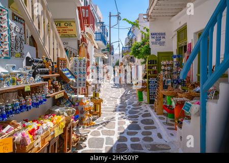 Blick auf die Geschäfte in der engen Straße, Mykonos-Stadt, Mykonos, Kykladen-Inseln, griechischen Inseln, Ägäis, Griechenland, Europa Stockfoto