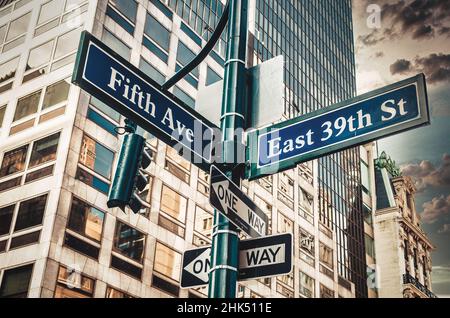 Fifth Ave 5. Ave, New York City-Schild, Blick aus der unteren Ecke mit Stockfoto