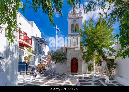 Blick auf die Metropolitan Church in der Kopfsteinpflasterstraße, Mykonos-Stadt, Mykonos, Kykladen-Inseln, griechische Inseln, Ägäis, Griechenland, Europa Stockfoto