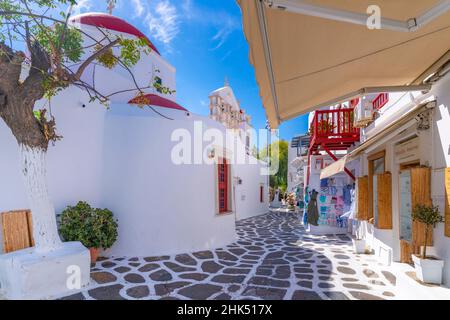 Blick auf die Metropolitan Church in der Kopfsteinpflasterstraße, Mykonos-Stadt, Mykonos, Kykladen-Inseln, griechische Inseln, Ägäis, Griechenland, Europa Stockfoto