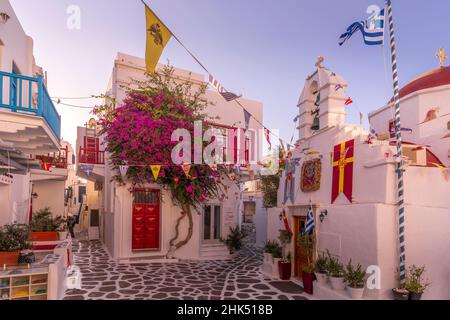 Blick auf die weiß getünchte Kapelle in einer engen Straße zur goldenen Stunde, Mykonos-Stadt, Mykonos, Kykladen-Inseln, griechische Inseln, Ägäis, Griechenland, Europa Stockfoto