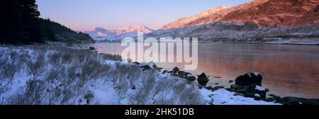 Mount Snowdon im Schnee bei Sonnenaufgang mit gefrorenem LLynnaus Mymbyr See, Capel Curig, Snowdonia National Park, Wales, Vereinigtes Königreich, Europa Stockfoto