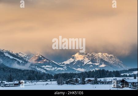 Blick auf die verschneiten europäischen Alpen im Winter im wunderschönen Morgensonnenaufgangslicht, Kopierraum Stockfoto