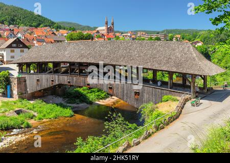 Holzbrücke über die Murg, Forbach, Murgtal, Schwarzwald, Baden-Württemberg, Deutschland, Europa Stockfoto