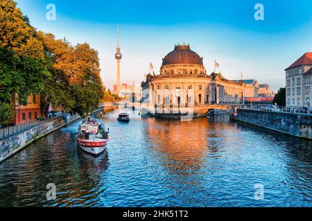 Bode-Museum bei Sonnenuntergang, Museumsinsel, UNESCO-Weltkulturerbe, Bezirk Berlin Mitte, Berlin, Deutschland, Europa Stockfoto