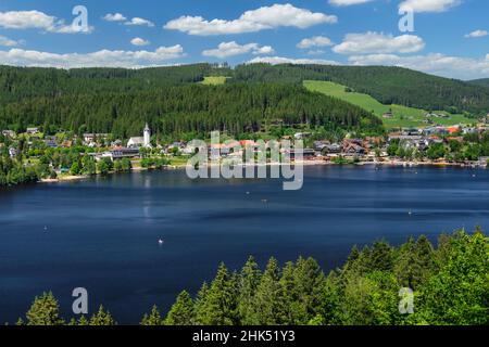 Blick über den Titisee nach Titisee-Stadt, Schwarzwald, Baden-Württemberg, Deutschland, Europa Stockfoto