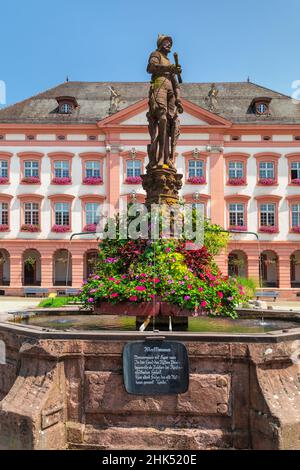 Rohrbrunnen auf dem Marktplatz mit Rathaus, Gengenbach, Kinzigtal, Schwarzwald, Baden-Württemberg, Deutschland, Europa Stockfoto