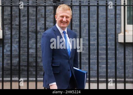 London, Großbritannien. 2nd. Februar 2022. Der Parteivorsitzende Oliver Dowden verlässt die Nummer 10, kurz bevor Boris Johnson zu Prime MinisterÕs Questions aufbricht. Kredit: Mark Thomas/Alamy Live Nachrichten Stockfoto