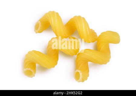 RAW Pasta cavatappi isoliert auf weißem Hintergrund mit Clipping-Pfad und volle Schärfentiefe. Draufsicht. Flach liegend Stockfoto
