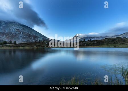 Der Gipfel des Fletschhorns spiegelt sich in der Dämmerung im unberührten Wasser des Hopschusee wider, Simplonpass, Kanton Wallis, Schweizer Alpen, Schweiz, Europa Stockfoto