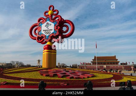 Peking, China - 28. Januar 2022: Chinesischer Knoten, dekorativer Stand für die Olympischen Winterspiele 2022 in Peking auf dem Tian'anmen-Platz in Peking Stockfoto