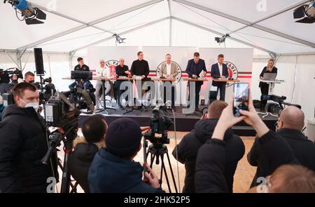 02. Februar 2022, Hamburg: Igor Matanovic (l-r), Spieler FC St. Pauli, Andreas Bornemann, Sportdirektor FC St. Pauli, Jochen Winand, Vizepräsident FC St. Pauli, Oke Göttlich, Präsident FC St. Pauli, Andy Grote (SPD), Senator des Hamburger Innenministeriums, Andreas Dressel (SPD), Die Hamburger Finanzsenatorin Kay Gätgens, Leiterin des Bezirksamtes Eimsbüttel, und Anne Kunze, Leiterin des Media FC St. Pauli, nehmen an einer Pressekonferenz des Fußball-Zweitligisten FC St. Pauli zur Neugestaltung des Trainingszentrums Teil. Das Trainingsgelände des FC St. Pauli soll von Bedeutung sein Stockfoto