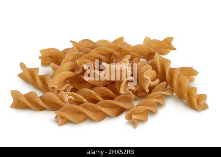 Wolegrain fusilli Pasta aus Hartweizen isoliert auf weißem Hintergrund mit Clipping Pfad und volle Schärfentiefe. Stockfoto