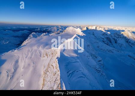 Luftaufnahme der schneebedeckten Gipfel Piz Palu, Piz Zupo und Piz Bernina bei Sonnenaufgang, Engadin, Kanton Graubünden, Schweiz, Europa Stockfoto