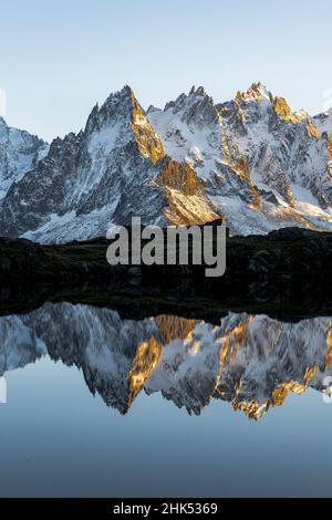 Die felsigen Gipfel des Aiguilles de Chamonix spiegeln sich in Lacs des Cheserys bei Sonnenuntergang, Mont Blanc Massif, Haute Savoie, Französische Alpen, Frankreich, Europa Stockfoto