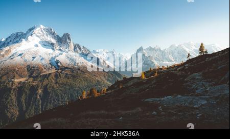 Herbstnebel über Aiguille Verte, Dent du Geant, Aiguilles du Chamonix und Mont Blanc mit Schnee bedeckt, Haute Savoie, Französische Alpen, Frankreich, Europa Stockfoto