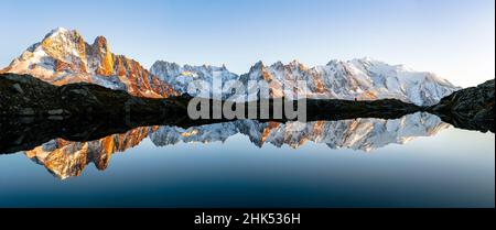 Panorama des mit Schnee bedeckten Mont-Blanc-Massivs in Lacs de Cheserys bei Sonnenuntergang, Chamonix, Haute Savoie, Französische Alpen, Frankreich, Europa Stockfoto