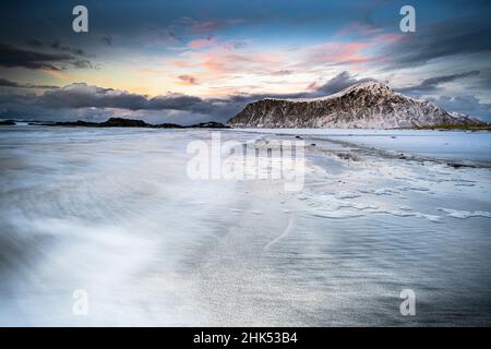 Sonnenuntergang über gefrorenen Wellen des Arktischen Meeres, Skagsanden Beach, Flakstad, Nordland County, Lofoten Islands, Norwegen, Skandinavien, Europa Stockfoto