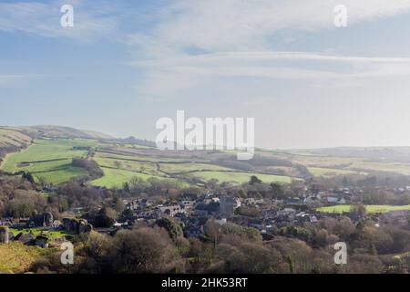 Blick auf Corfe Castle Dorf von oben in der Dorset Landschaft. Stockfoto