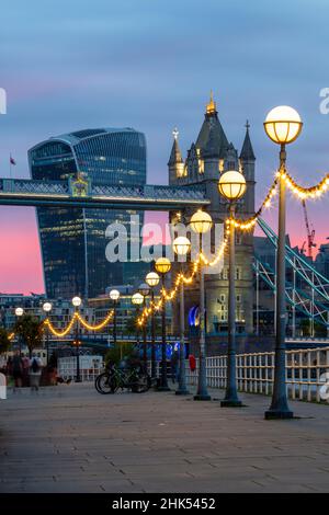 Tower Bridge und das Walkie Talkie-Gebäude (20 Fenchurch Street) bei Sonnenuntergang, von Shade Thames, London, England, Großbritannien Stockfoto