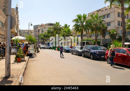 Alexandria - Ägypten - 08. Oktober 2020: Corniche Straße während der Festzeit mit vielen Menschen. Überfüllter historischer Ort mit Museen und Moschee in Stockfoto