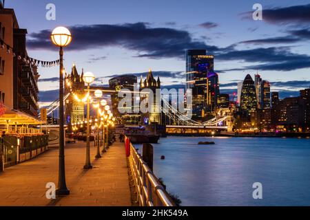 Tower Bridge und die Stadt bei Sonnenuntergang von Shade Thames, London, England, Großbritannien, Europa Stockfoto