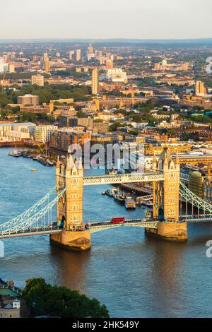 Roter Londoner Bus über die Tower Bridge, von oben, London, England, Großbritannien, Europa Stockfoto