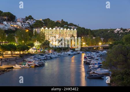 Blick ins Landesinnere entlang des Flusses Algendar in der Abenddämmerung, helle Lichter im Wasser, Cala Galdana, Menorca, Balearen, Spanien, Mittelmeer, Europa Stockfoto