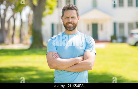 Hypothekenversicherer. amerikanischer Verkaufsleiter. Immobilienmakler zu Hause zum Verkauf. Stockfoto