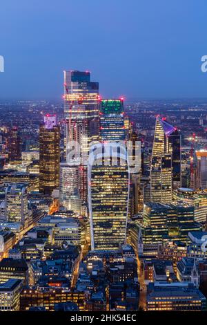 Wolkenkratzer der Stadt London in der Abenddämmerung, einschließlich des Walkie Talkie-Gebäudes, von oben, London, England, Großbritannien, Europa Stockfoto